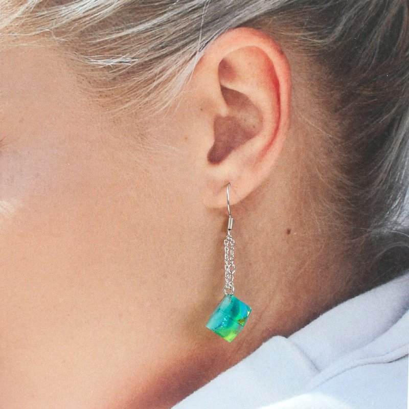 春天的羽毛 / 冰滴系列 / 垂坠式树脂耳环 / 单只 - 耳环/耳夹 - 树脂 绿色