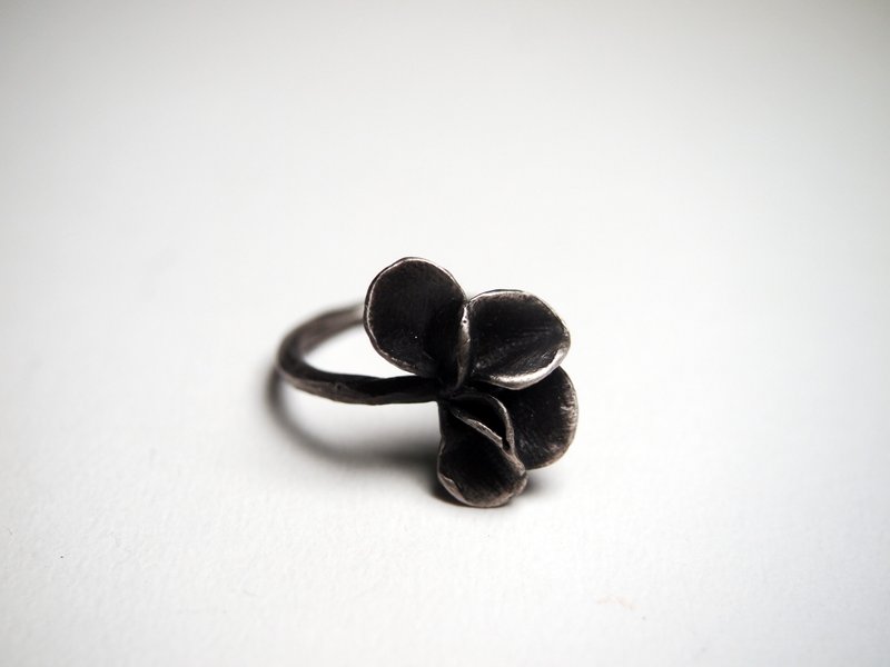 【Plant系列】 #a178 黑花戒指 (13号)/ 925银/ 手工礼物/ 定制化 - 戒指 - 银 银色