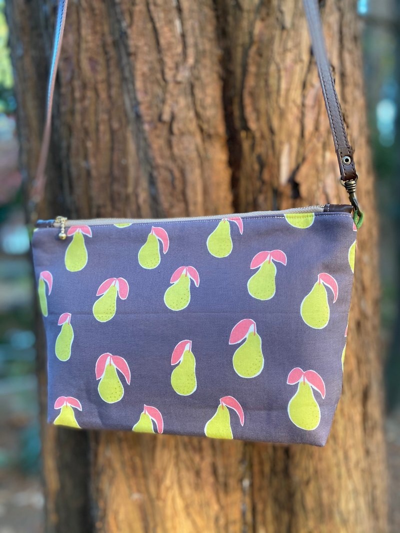 铺棉斜背包-日本设计师北欧风印花布-西洋梨 - 侧背包/斜挎包 - 棉．麻 卡其色