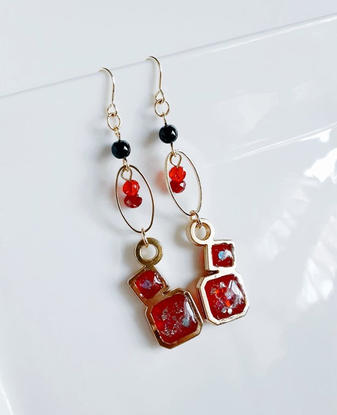 椭圆圈与气泡造型树脂零件的时尚长款耳环，质感为大人红色，风格成熟，礼物之选，垂坠设计，可更换为抗过敏耳针或耳夹。 - 耳环/耳夹 - 树脂 红色