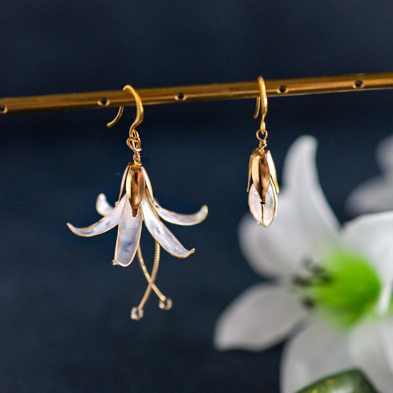 香水百合／百合不对称耳针 耳夹 【十一月诞生花】 - 耳环/耳夹 - 树脂 透明
