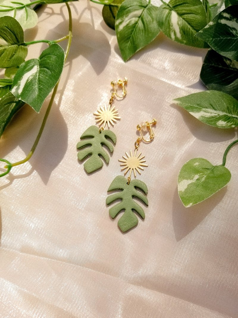 原创手作 Ocean On The Moon - 夏天热带叶软陶耳环/耳夹 - 耳环/耳夹 - 陶 绿色