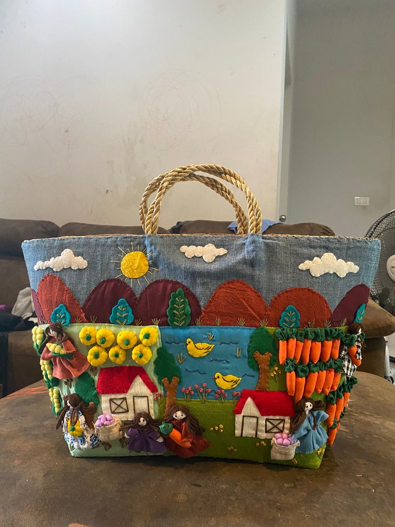 Hand-embroidered Krajood bag decorated with all hands. - 手提包/手提袋 - 绣线 