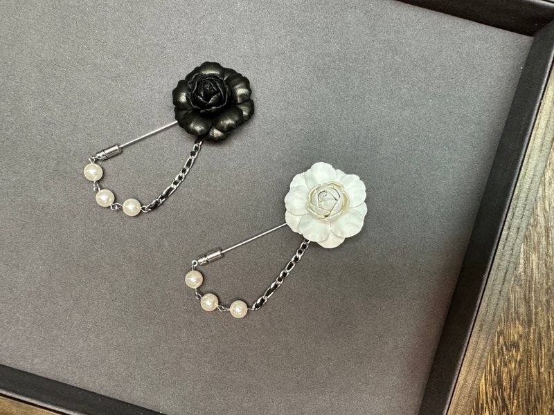 经典款皮革山茶花配珍珠皮穿链【花】【胸】 - 胸针 - 真皮 白色