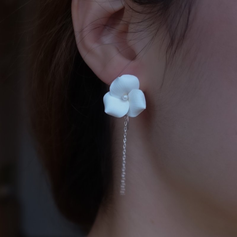 Flora 花朵/ 白色/ 纯银耳针/ 耳夹/ 优雅/ 礼物/ 婚礼 - 耳环/耳夹 - 陶 白色