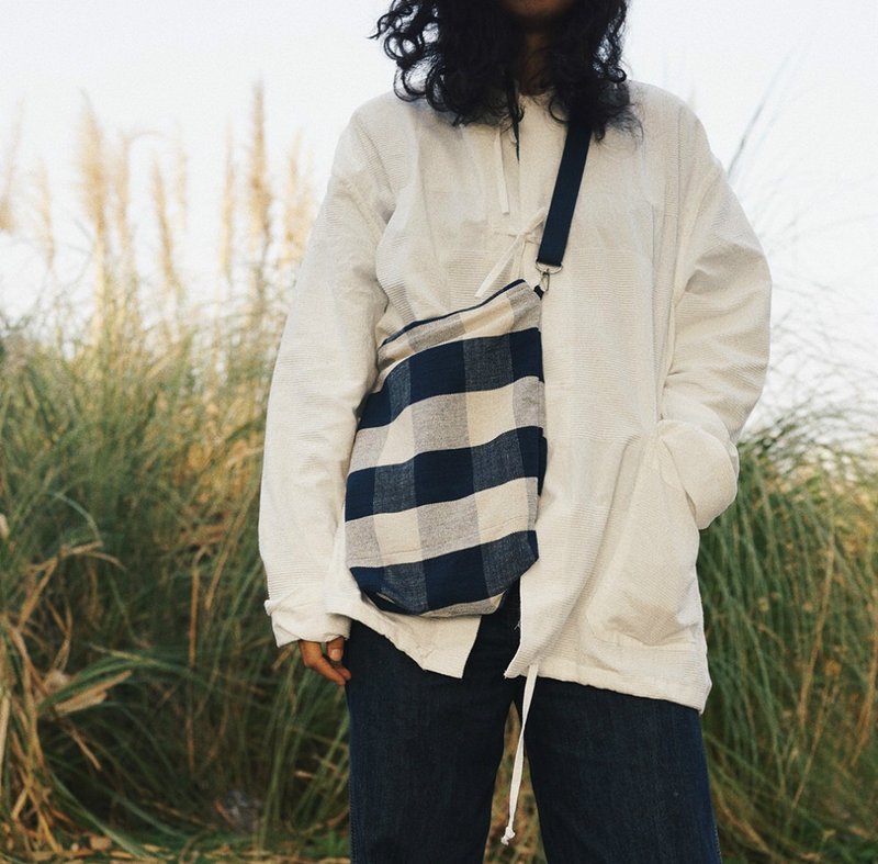 侗族 藍染條紋手工織布 可調節背帶 單層輕便款 側肩背斜挎隨行包 - 侧背包/斜挎包 - 棉．麻 蓝色