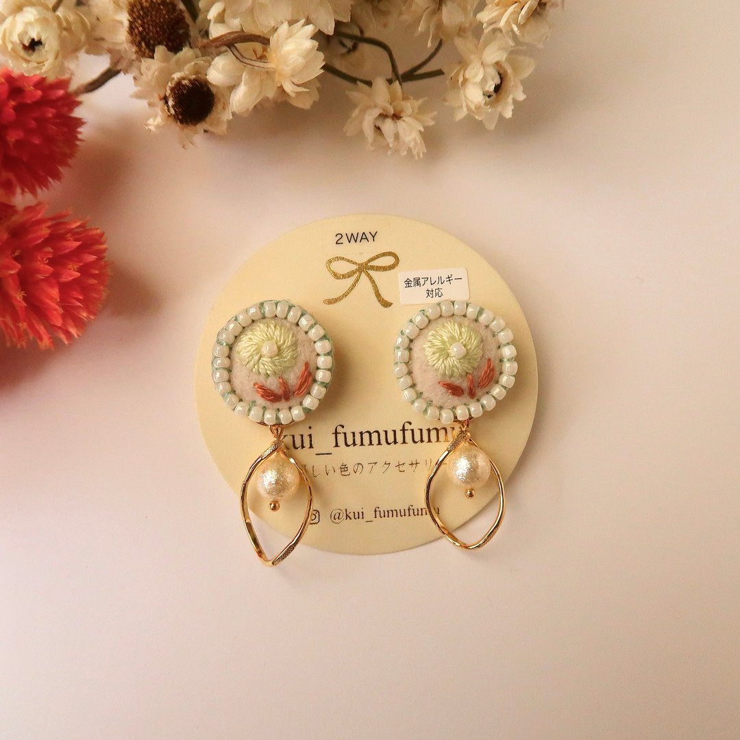 Pierced earrings. Embroidered flower earrings. - 耳环/耳夹 - 绣线 蓝色