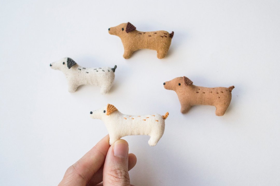小狗別針 Doggy mini embroidered brooch pin - 胸针 - 棉 多色