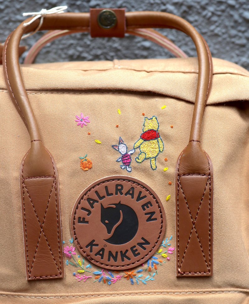 小熊维尼花花-此款图案可刺绣订制 但卡其色包款已断货 - 后背包/双肩包 - 防水材质 卡其色