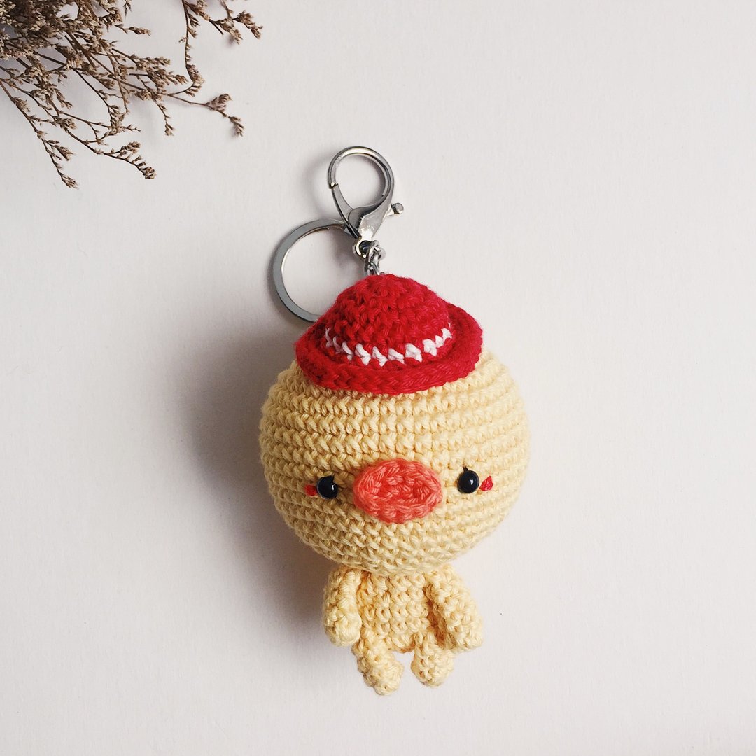 Crochet Keychain | Duckling No.1 | Red Hat | OOAK-gifts - 吊饰 - 棉．麻 黄色