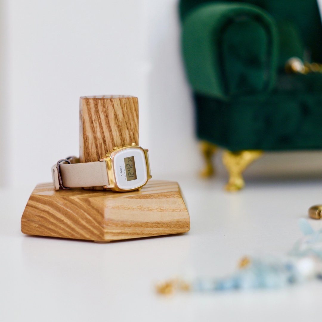 Women wrist watch case. Woman bracelet stand. Love you memorable Gift for her - 女表 - 木头 咖啡色