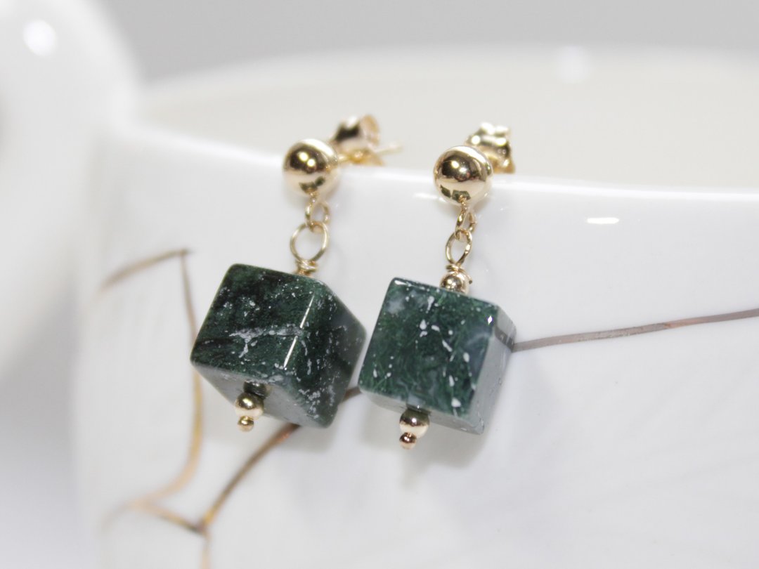 Moss agate cube 14k gold filled earrings Agate studs Natural stone earrings - 耳环/耳夹 - 半宝石 绿色
