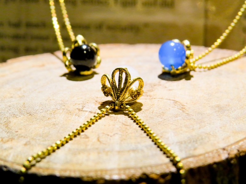 Wing Wing 手做饰品 黄铜雕花夹镶天然石 短项练 - 项链 - 宝石 