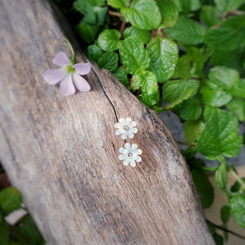 │蝶贝贝雕系列│小白花耳环 钛钢抗过敏耳针 可改夹式 - 耳环/耳夹 - 贝壳 白色