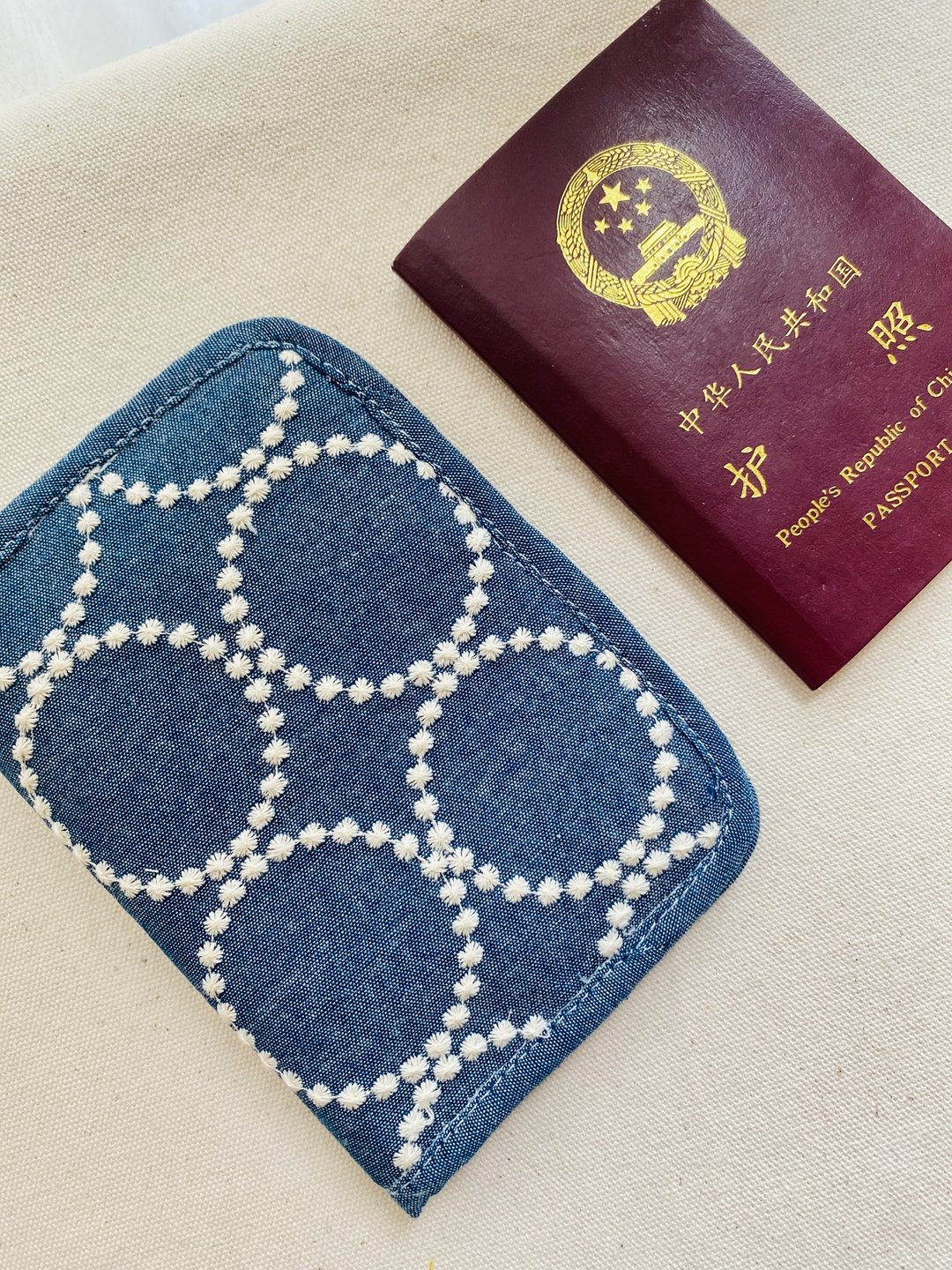 鼓铃刺绣 护照包 机票包 护照夹 保护套 客制化 旅行好物 - 护照夹/护照套 - 棉 蓝色