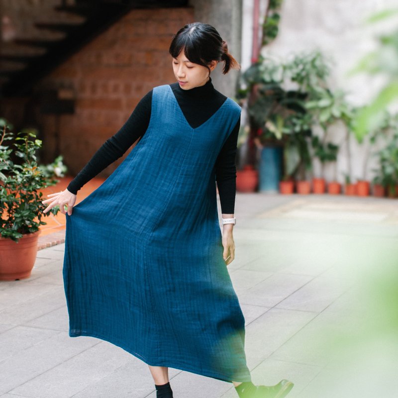 奈良纱_森径微光背心洋装_铁绀 - 洋装/连衣裙 - 棉．麻 蓝色