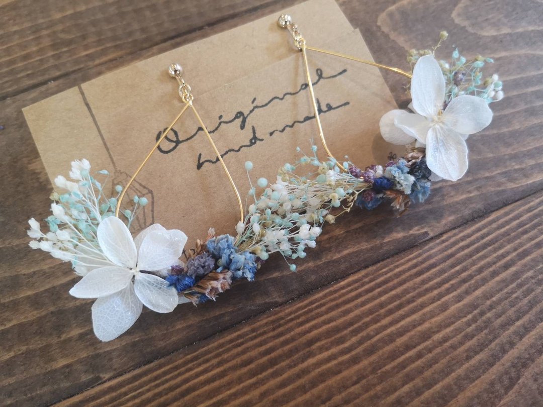 Drop-shaped hoop earrings with plenty of flowers. "hammock" - 耳环/耳夹 - 植物．花 白色