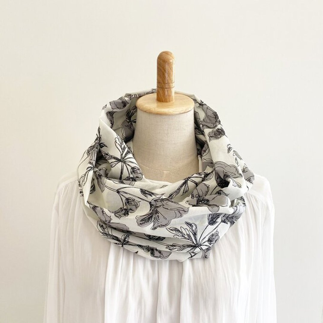 Flower pattern spring / summer snood Soft and soft lightweight flower lover pattern long type - 围巾/披肩 - 棉 白色