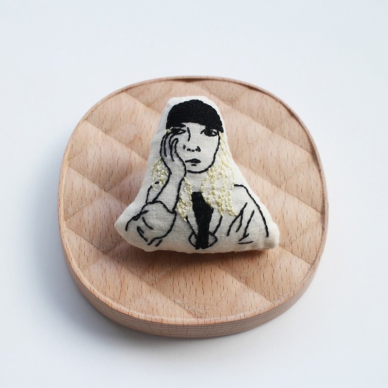 插画刺绣胸针 我爱的女歌手一 | Sako Studio - 胸针 - 棉．麻 白色