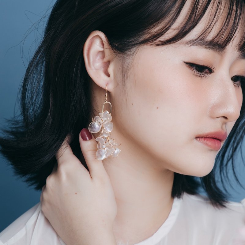 【泡影-银雪白】垂坠耳环 | 水晶花饰品 - 耳环/耳夹 - 树脂 透明