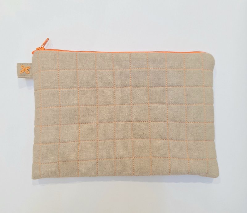 【 MY HANDMADE 】 橘线小日常收纳包  l 化妆包l 亚麻布l 手工制 - 化妆包/杂物包 - 棉．麻 卡其色