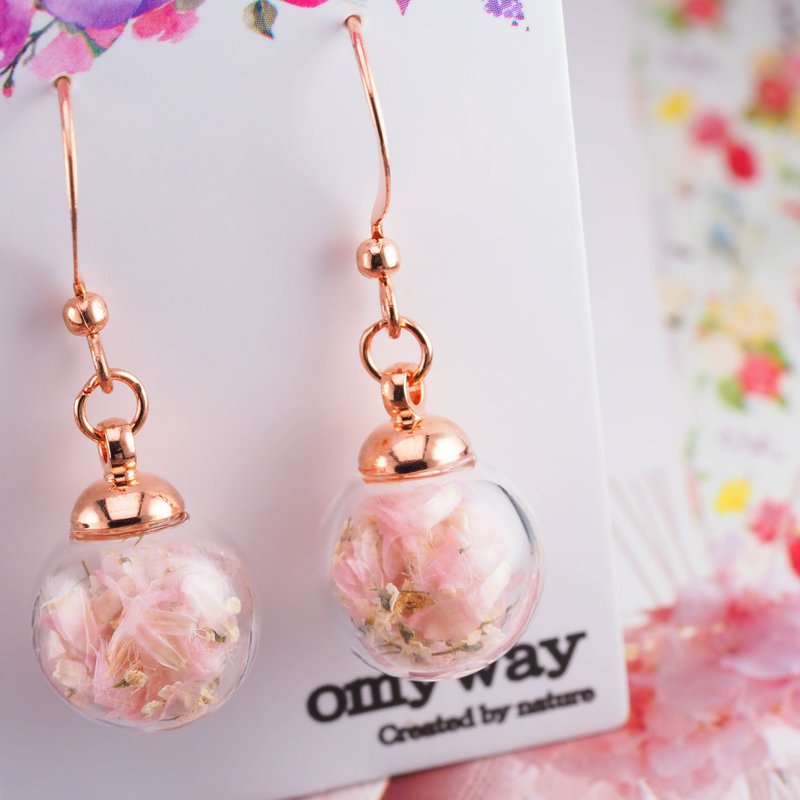 爱家作- OMYWAY日本粉红小菊永生花玻璃球耳环耳夹1.2cm - 耳环/耳夹 - 玻璃 白色