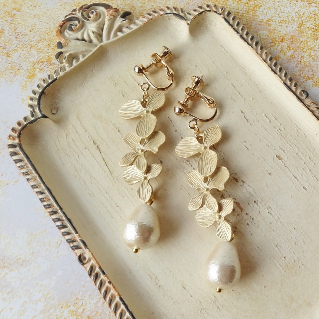 Matte 3 rows flower and cotton pearl Earrings - 耳环/耳夹 - 铜/黄铜 金色