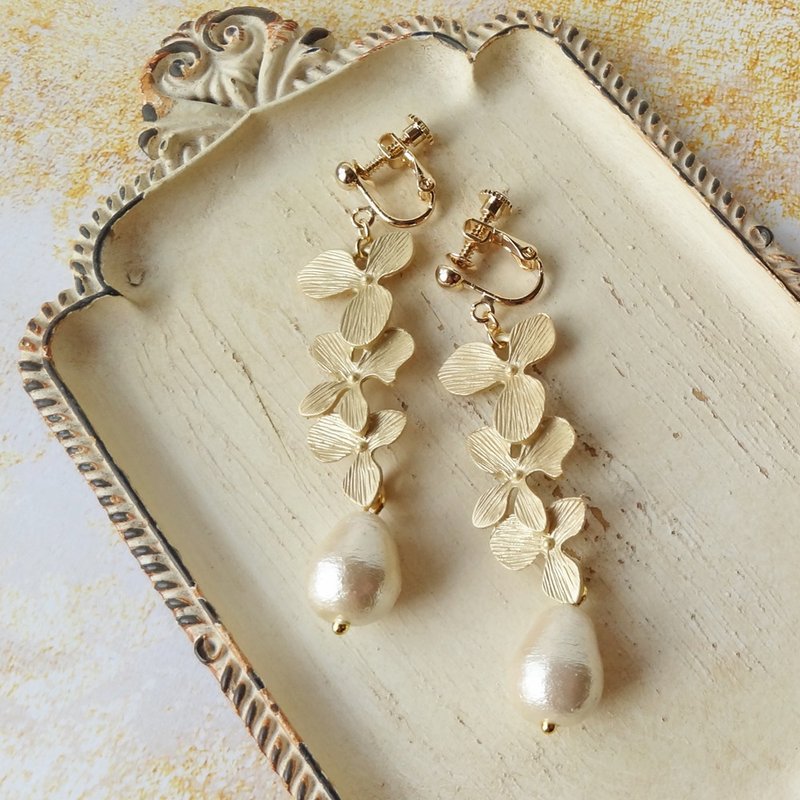 Matte 3 rows flower and cotton pearl Earrings - 耳环/耳夹 - 铜/黄铜 金色
