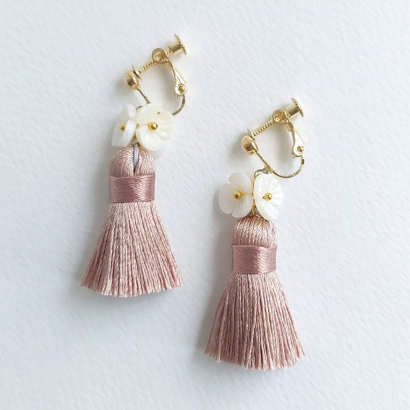Aiyana 繁花系列 豆粉色 天然贝壳花 流苏耳环- 耳针/耳夹 - 耳环/耳夹 - 贝壳 粉红色