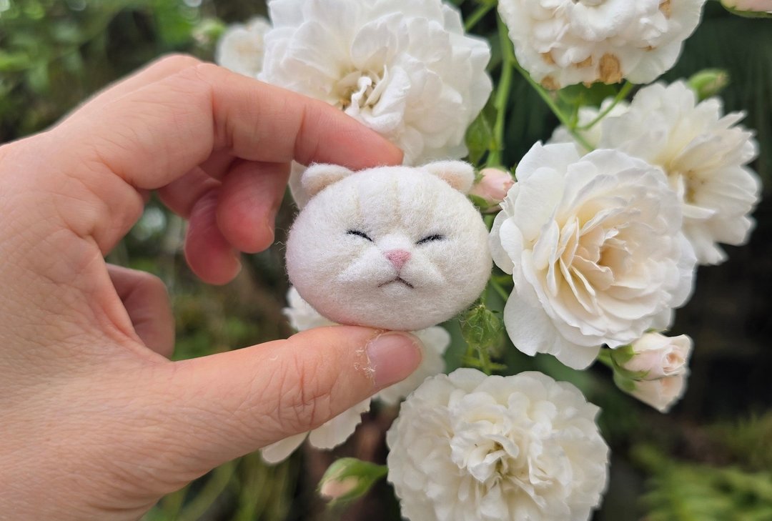 羊毛毡睡觉小猫咪别针现货白猫限量款 - 徽章/别针 - 羊毛 白色