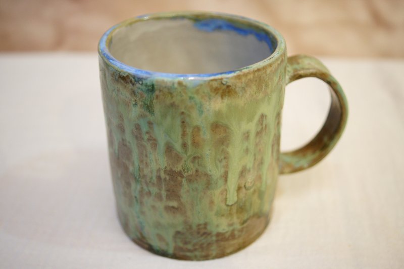 手作大容量马克杯 绿湖岸 350ml  咖啡杯 陶杯 茶杯 - 咖啡杯/马克杯 - 陶 卡其色