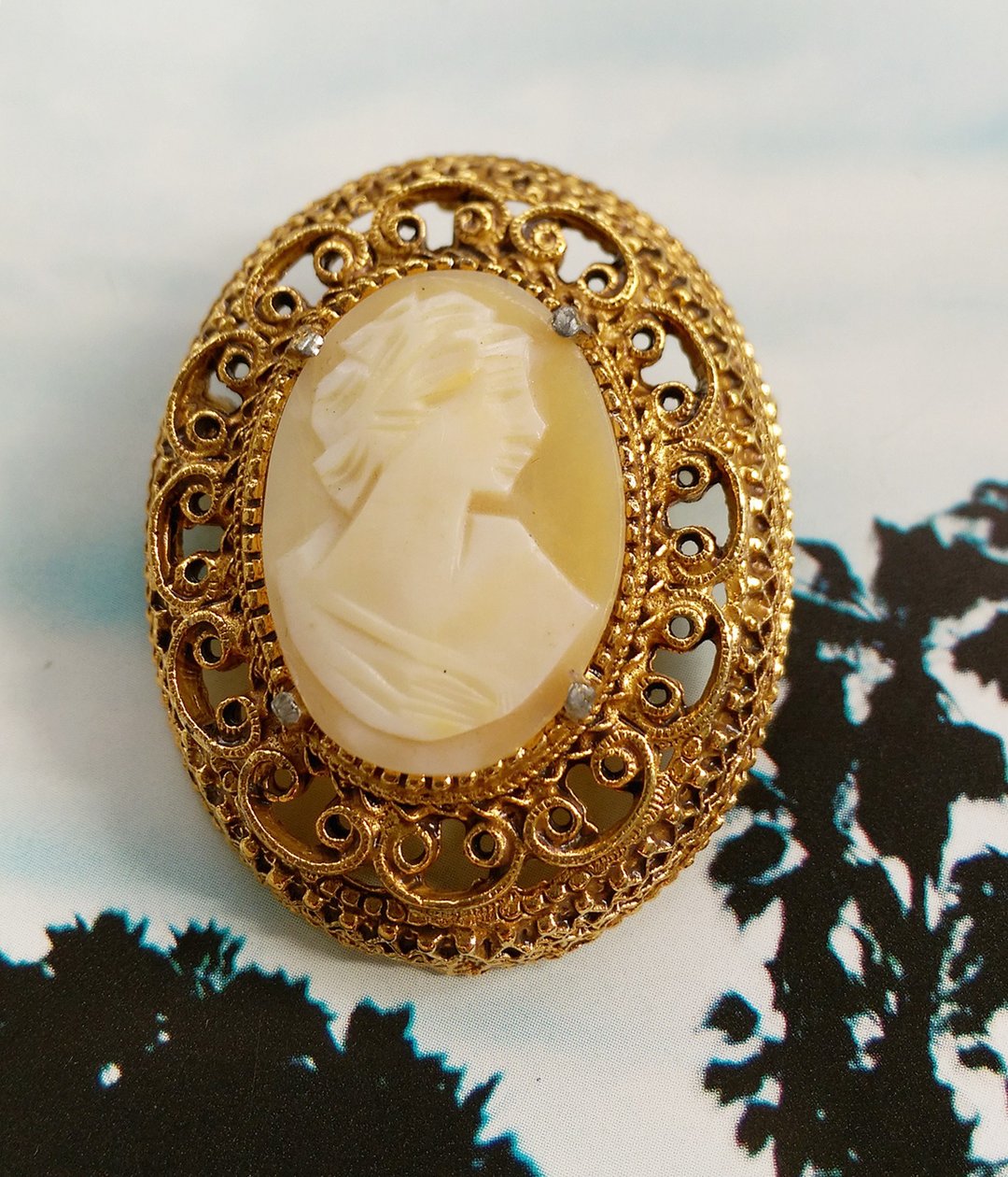 西洋古董饰品。FLORENZA CAMEO 仕女浮雕 浪漫卷边 别针 - 徽章/别针 - 其他金属 金色