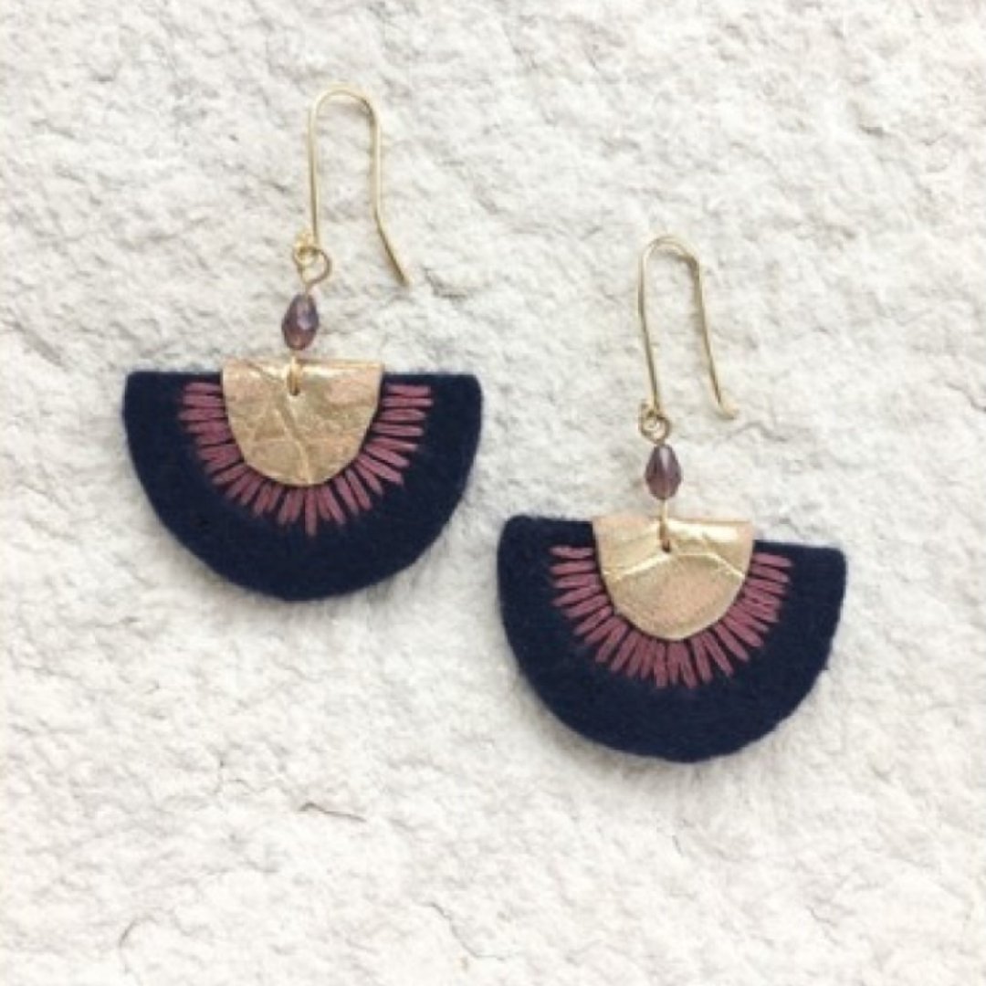 Semicircle earrings - 耳环/耳夹 - 其他人造纤维 卡其色