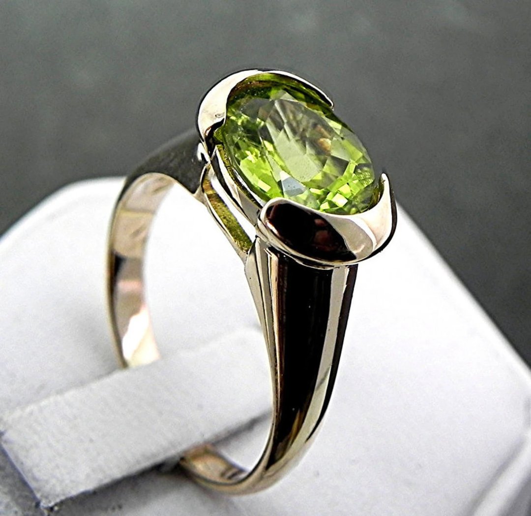 AAAA 级天然橄榄石 10x8 毫米 2.92 克拉 14K 金戒指 4.5 克 货号 1018 - 戒指 - 宝石 绿色