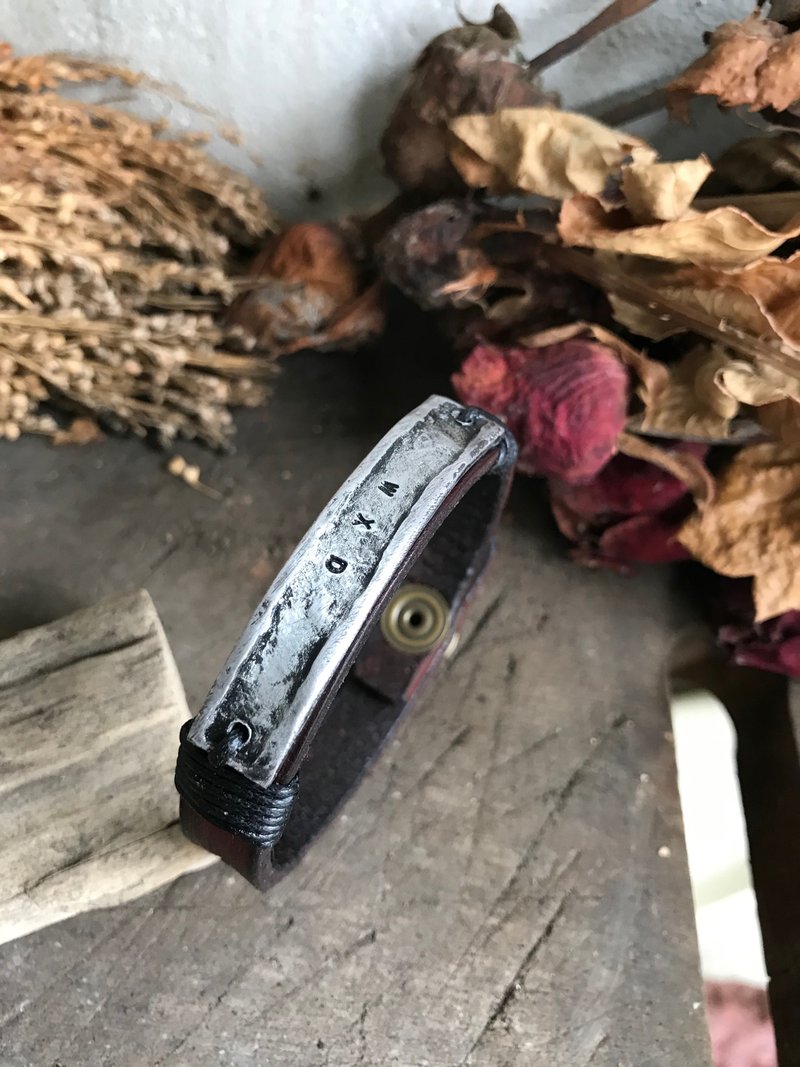 atwill。手工刷色牛革 x 锻敲合金刻字牛皮手环 - 手链/手环 - 真皮 黑色