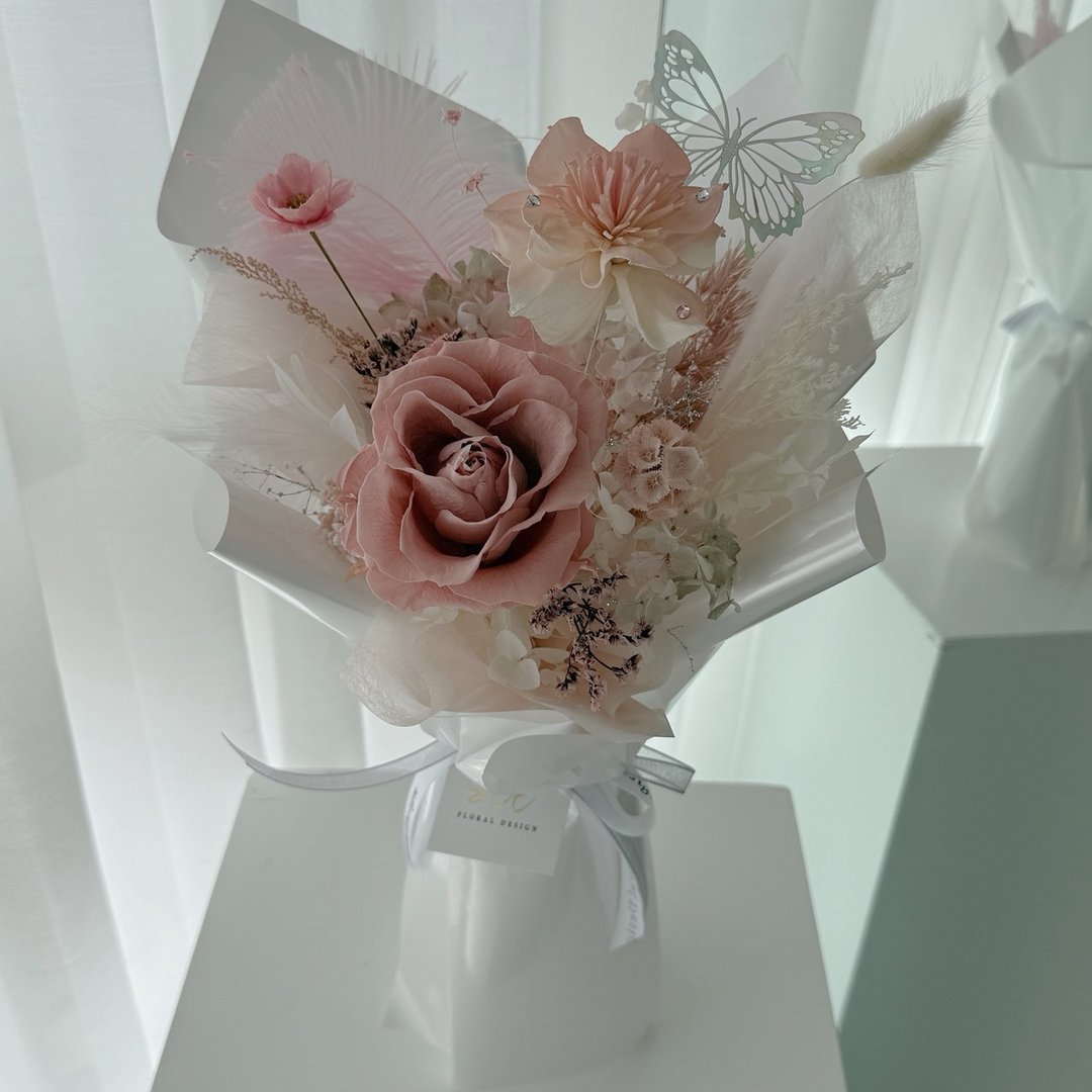 SEE 看见花艺设计|情人节|永生玫瑰|生日|轻轻喜欢玫瑰花束 - 干燥花/捧花 - 植物．花 