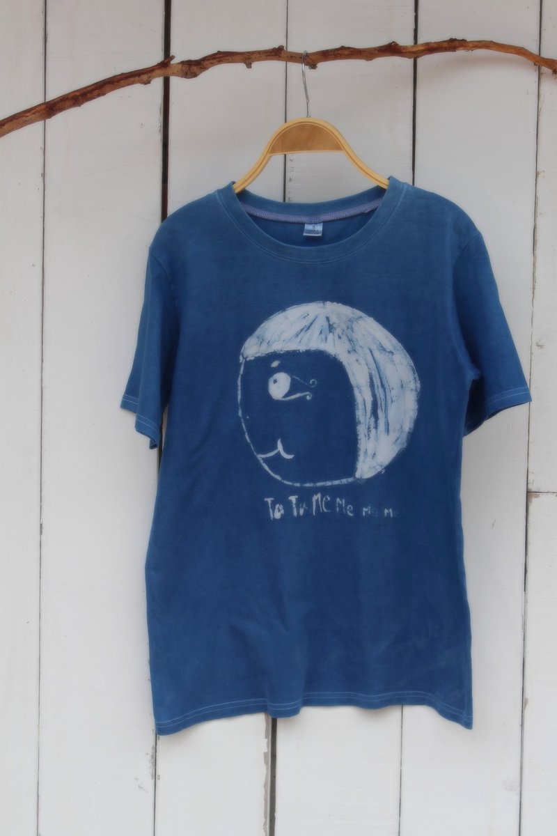 自在染isvara 手工蓝染 勇气妹妹系列 大头妹向前冲  纯棉T-shirt - 中性连帽卫衣/T 恤 - 棉．麻 蓝色