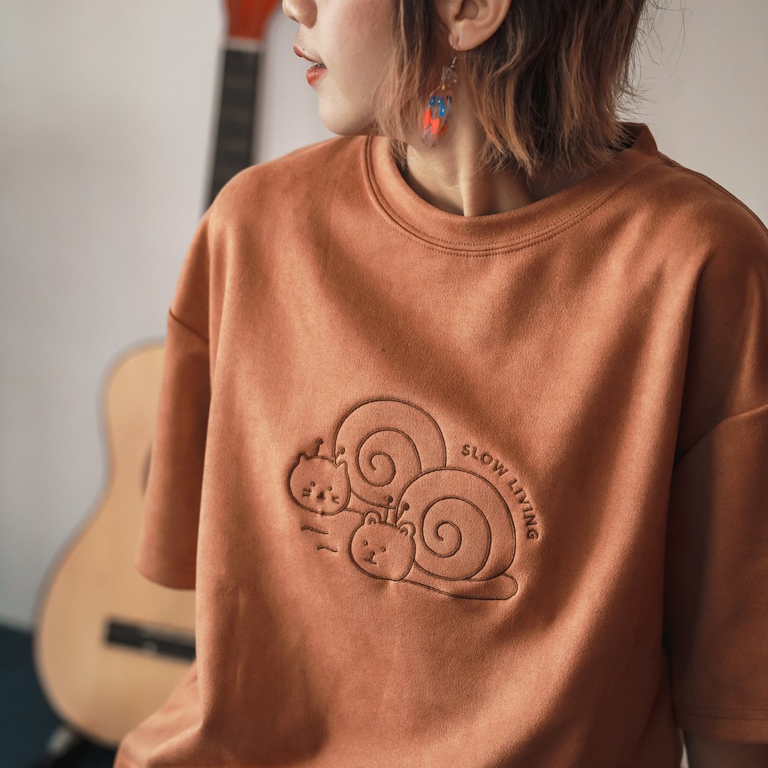 Slow Living 慢活蜗牛麂皮Tee - 女装 T 恤 - 其他人造纤维 