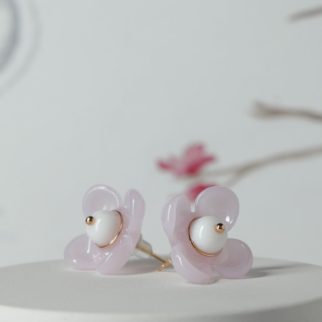 美丽的樱花耳环。礼盒里。 - 耳环/耳夹 - 树脂 多色