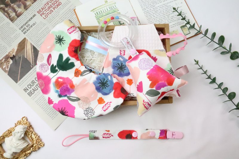 弥月礼盒│六层纱口水巾 安抚巾 奶嘴链 手摇铃:::水彩花 - 满月礼盒 - 棉．麻 红色