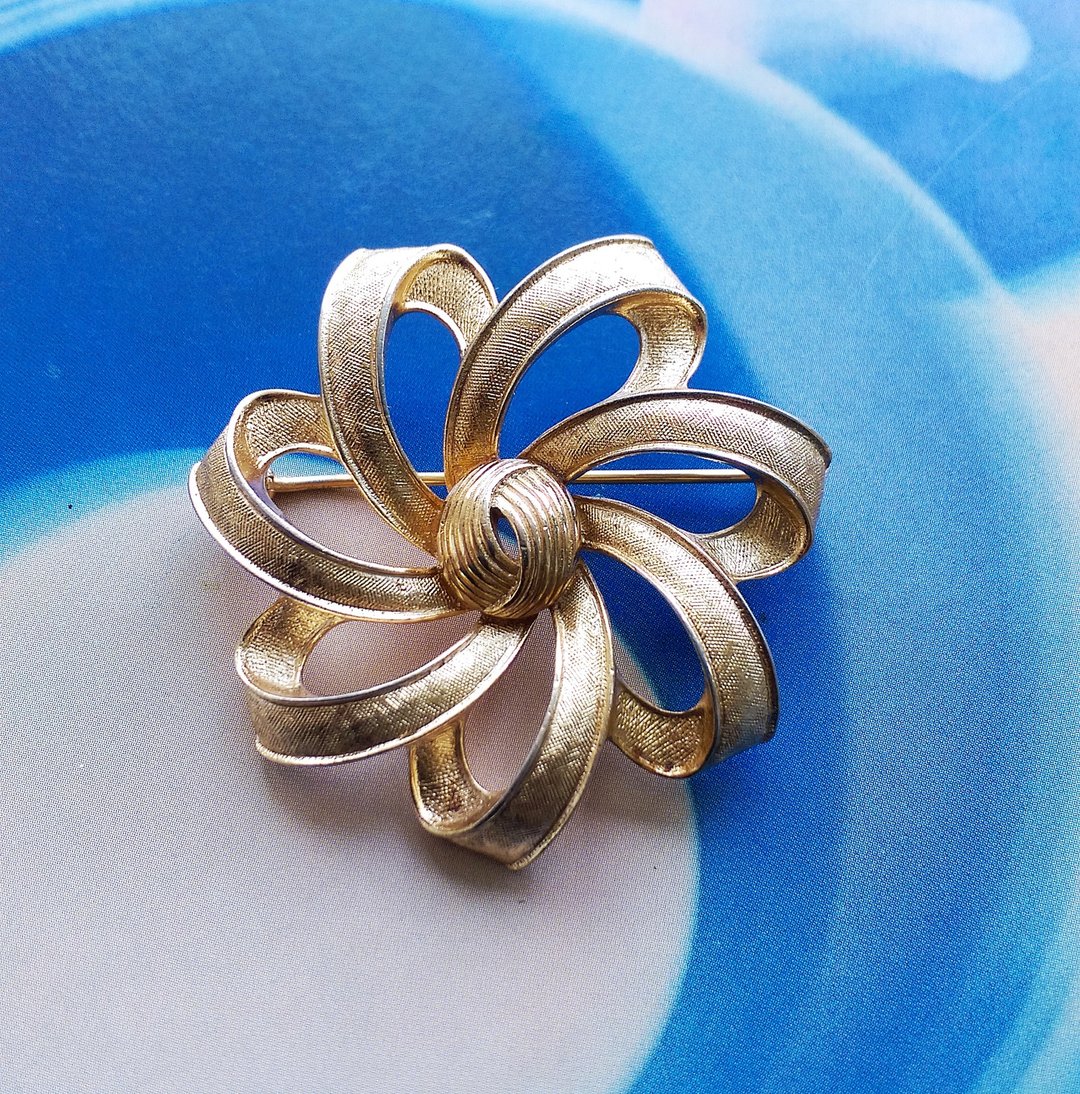 Vintage Jewelry 西洋古董饰品 TRIFARI 金色调 旋转礼花 别针 - 徽章/别针 - 其他金属 金色