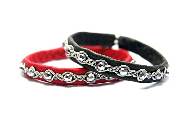 窄皮革手镯赤铁矿珠。 妇女用白色皮革手镯 - 手链/手环 - 真皮 白色