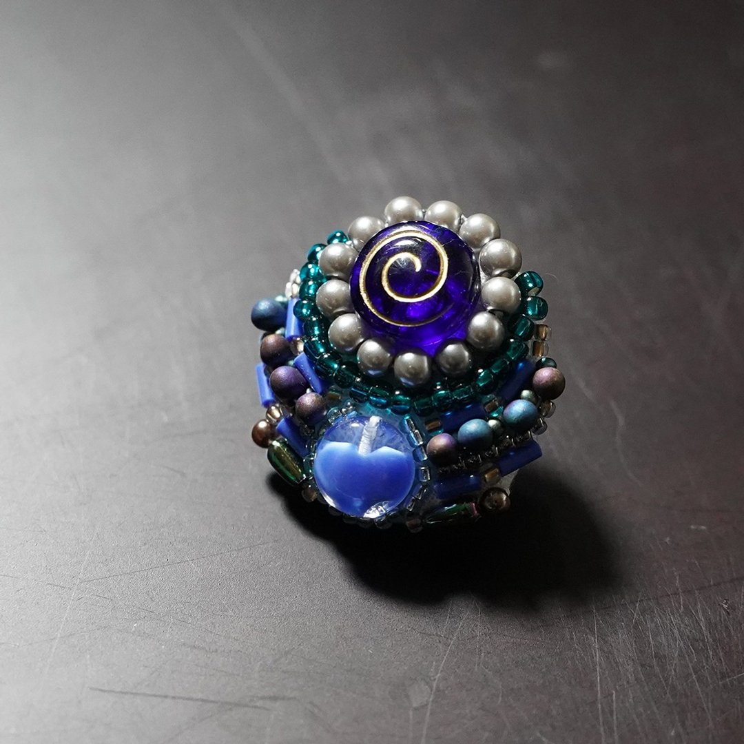 Very light talkative brooch 26 Beaded embroidery brooch Multicolor - 胸针 - 塑料 蓝色