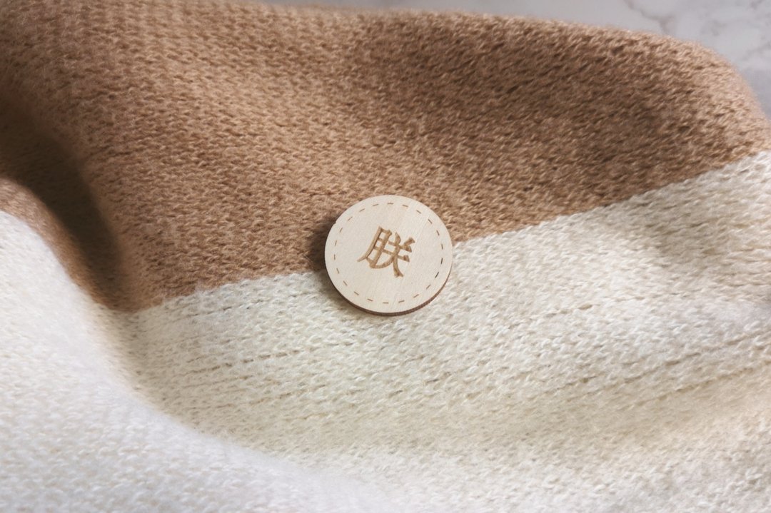 【朕】木扣针 -  雕刻 特别 礼物 - 徽章/别针 - 木头 卡其色