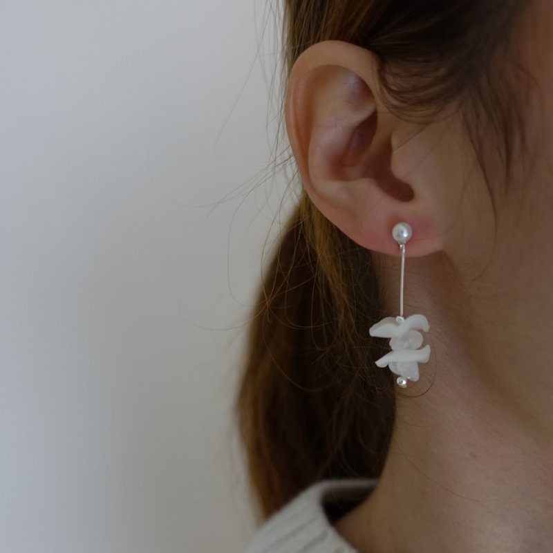 Blanche 珍珠耳环/ 花瓣/天然石/ 纯银耳环/ 特别/ 细致/ 礼物 - 耳环/耳夹 - 珍珠 透明