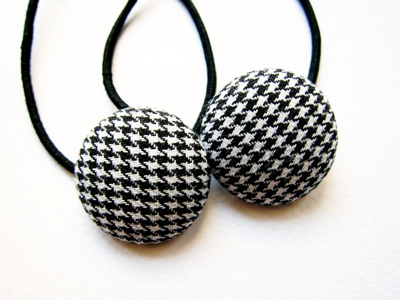 儿童发饰 手作布包钮扣发束发圈 黑白英伦格子 松紧带发圈 一组两 - 发饰 - 棉．麻 黑色