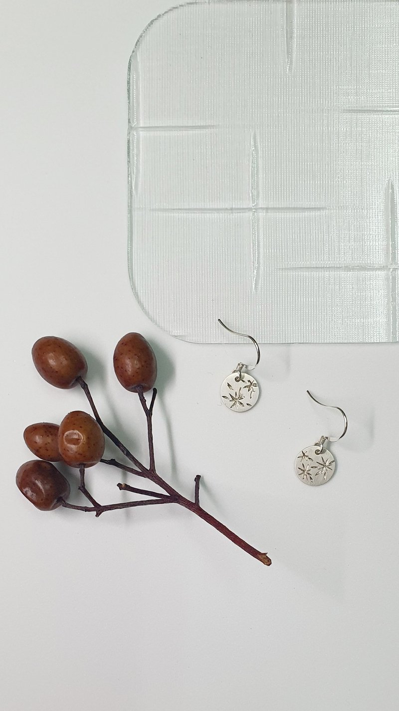 夏日光影系列－925银烟火刻面小圆片耳环 - 耳环/耳夹 - 银 银色