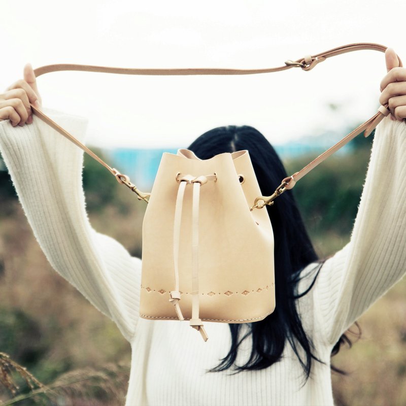 【切线派】水桶包纯手缝植鞣革真皮女士肩背包雕花单肩包 方底 - 侧背包/斜挎包 - 真皮 卡其色