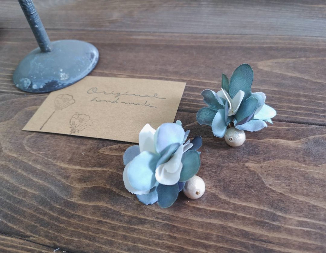 forest / Earrings and Clip-On with antique green petals - 耳环/耳夹 - 植物．花 绿色