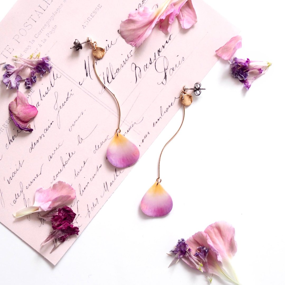 BLUE for YOU   Rose petals /Pierced or Clip-on - 耳环/耳夹 - 棉 粉红色